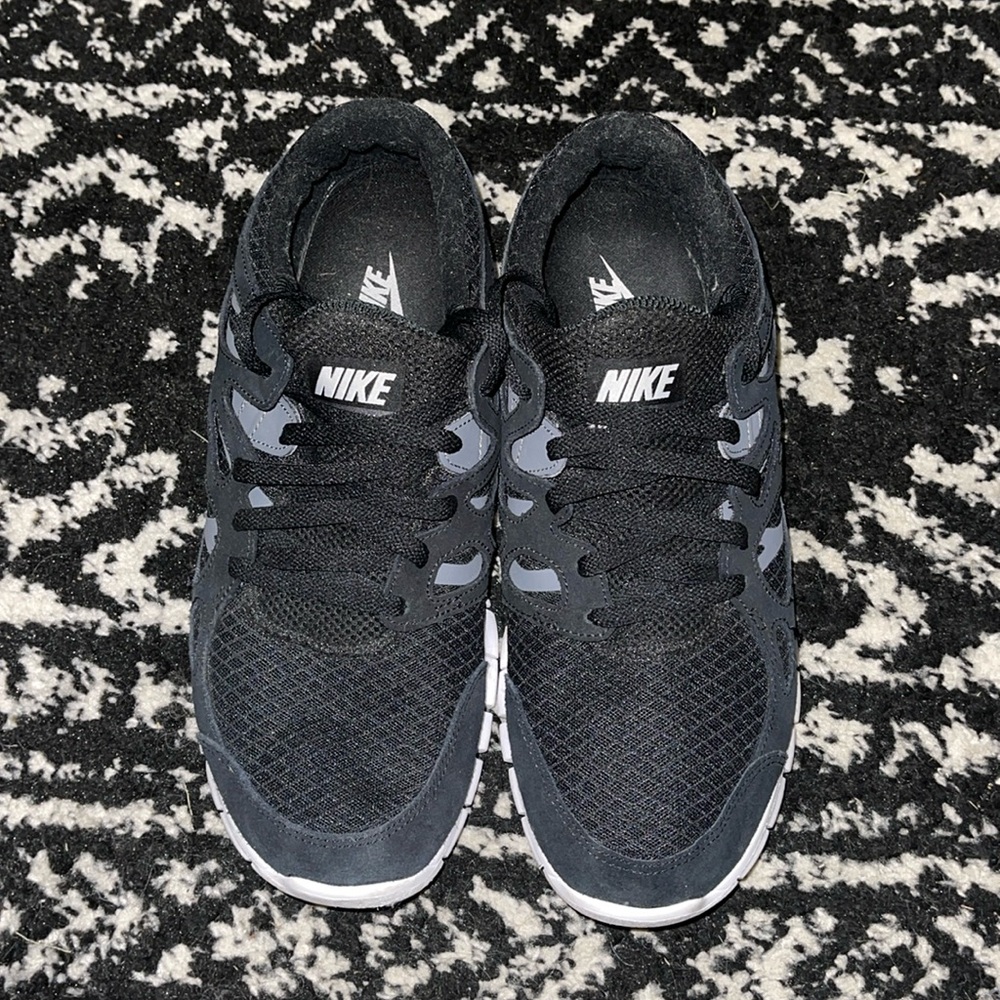 Men’s Nike Free Run 2. (Barely worn)